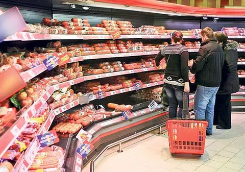 Mâncare EXPIRATĂ în trei hipermarketuri din Constanța! Ce au găsit inspectorii în galantare