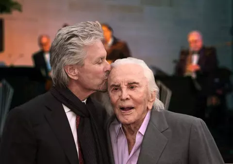Kirk Douglas, tatăl lui Michael Douglas, a împlinit 99 de ani. Ce poză emoționantă a postat Douglas fiul pe Facebook!
