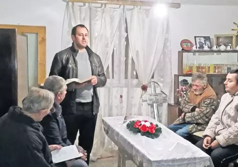 La popă în poartă, cu mama moartă