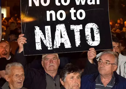 Mii de oameni au protestat în Muntenegru față de aderarea țării la NATO | VIDEO