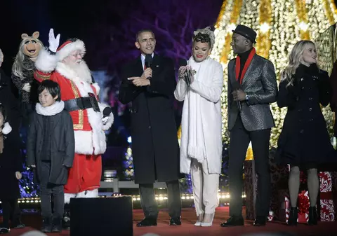 Michelle și Barack Obama au aprins luminițele în bradul din fața Casei Albe | VIDEO