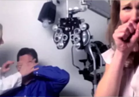 Emoționant. Un orb își vede, în sfârșit, soția și copilul | VIDEO