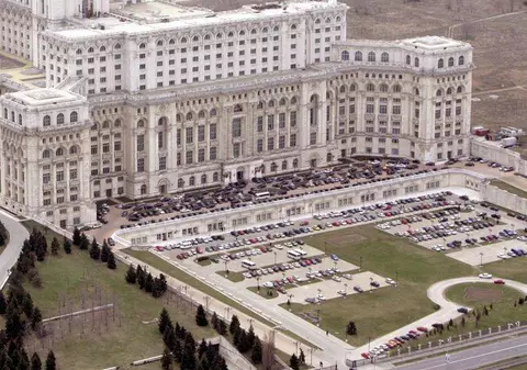 Ciobanii au renunţat la protest şi pleacă de la Parlament, după ce la prânz au încercat să forţeze intrarea în Senat. Guvernul va modifica legea care îi supără pe oieri | VIDEO