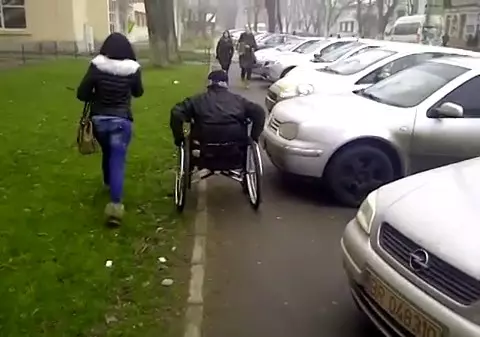 Amendată pentru că a oprit maşina şi a ajutat o persoană în scaun cu rotile! VIDEO