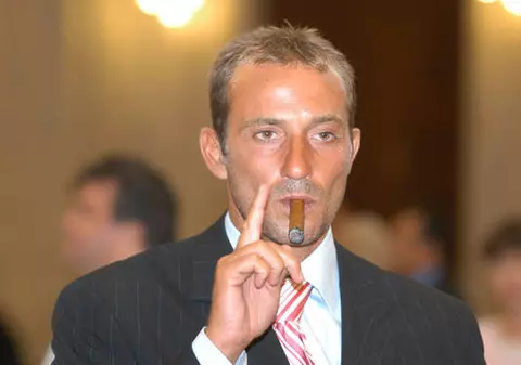 Radu Mazare a petrecut în club! O blondă celebră i-a fost alături! FOTO