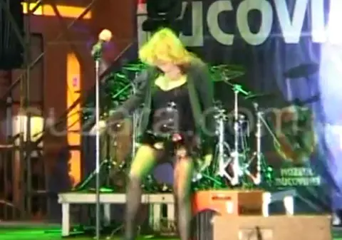 Incident penibil de 1 decembrie. Celebra Sandra a căzut pe scenă, în timpul unui concert | VIDEO 