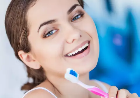 Remedii de la bunica: Dinţi albi şi frumoşi cu produse din cămară