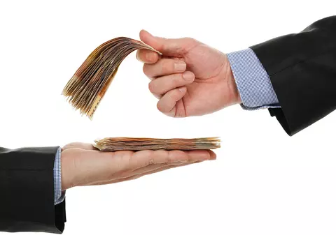 Sindicatele și patronatele au bătut palma! Creşte salariul minim, dar plătim şi taxe, şi amenzi mai mari