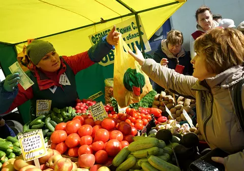 Examinează cu atenție banii pe care-i primești rest la piață! Cum deosebești o bancnotă falsă de una autentică