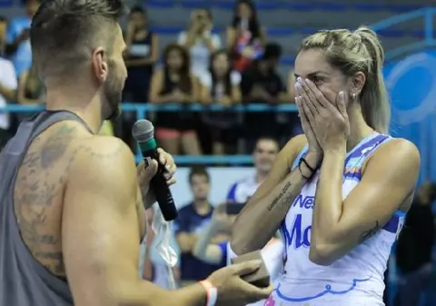 Surpriză uriașă de Crăciun! O voleibalistă a fost cerută de căsătorie la finalul unui meci!