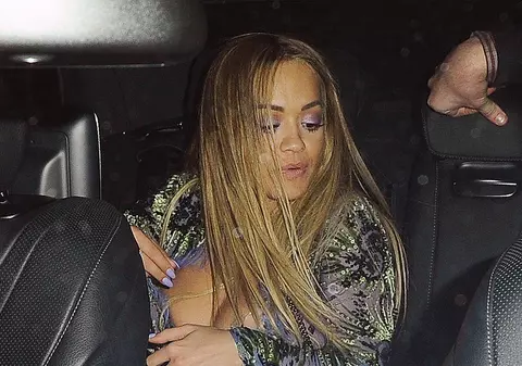 Rita Ora, cu sfârcul la vedere în Londra | GALERIE FOTO