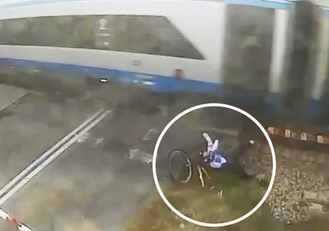 Noroc incredibil pentru un biciclist. Ce s-a întâmplat după ce a fost lovit în plin de tren | VIDEO