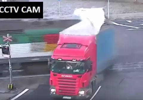 ACCIDENT pe calea ferată. Un tren a spulberat un TIR | VIDEO