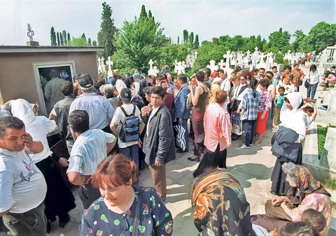 Bătaie pe moaştele ajunse «fabrică de bani»