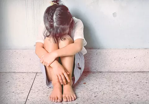 Bărbat prins în pat cu fiica sa de popă