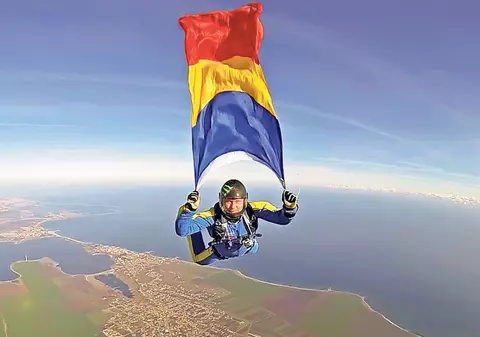 Parașutistul cu 12 vieți s-a întors la muncă