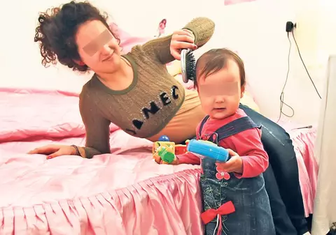 “Cea mai tânără mamă din România” se pregătește de Bac. Are o viață normală, deși a născut la numai 12 ani