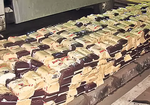 Şi-a burduşit maşina cu jumătate de tonă de cafea