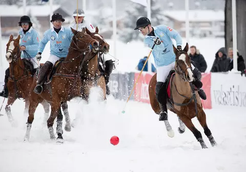Zăpada cailor! La Kitzbuhel, în Austria, s-a disputat Cupa Mondială de polo. Echipamentul costă 4.000 de euro, iar polo pony argentinieni de joc fac sute de mii de euro. N-avem federație, dar avem doi stranieri ce pot câștiga și 15.000 de euro de meci! FOTO&VIDEO