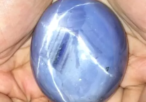 Cel mai mare SAFIR din lume valorează 175 de MILIOANE DE DOLARI (VIDEO)