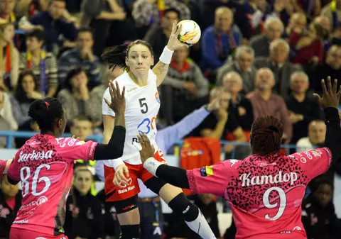 Liga Campionilor: Thuringer - HCM Baia Mare 23-25! ^Pas mare spre ”sferturi”. La pauză, gazdele au condus la două goluri. SCM Craiova, eliminată