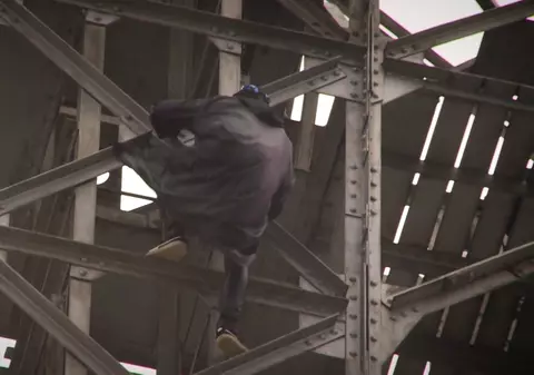 Un român s-a urcat pe crucea de pe Caraiman! Ce a urmat a apărut la emisiunea lui Bear Grylls! GALERIE FOTO&VIDEO