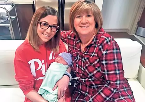 Şi-a născut nepoata sub ochii fiicei ei