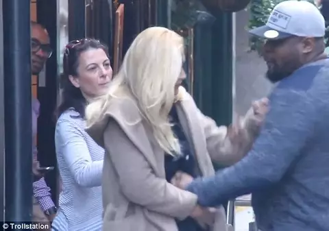 Imagini revoltătoare. Reacţia oamenilor, când o gravidă e bătută în plină stradă de iubit | VIDEO
