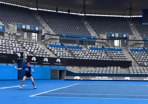 Simona Halep a revenit la antrenamente după două zile de repaus. ^Campioana a exersat lovitura de forehand, pe terenul central din Sydney / VIDEO
