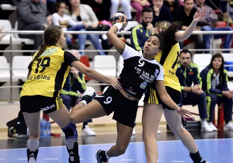 Vardar - CSM București 22-21. ^Campioana României - învinsă la debutul în grupele principale