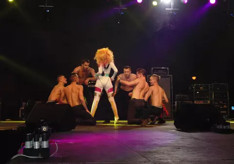 Ce spectacol ar fi! ^O vedetă de la noi se dezbracă ”de tot”, dacă România câștigă Euro 2016! Alte dive care au promis marea cu sarea și n-au făcut nimic