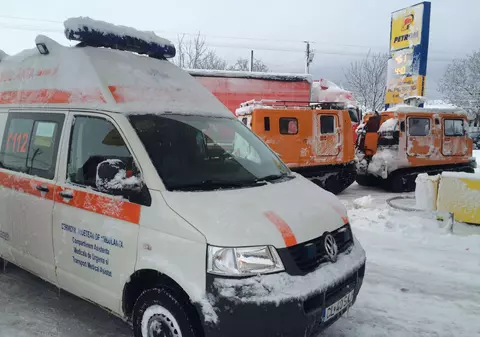 Un bărbat aflat în comă a fost preluat de SMURD cu ajutorul unei șenilate | FOTO