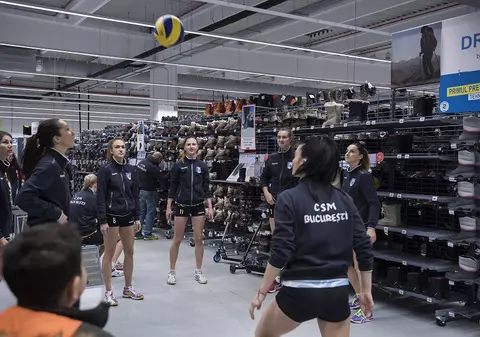 Au jucat volei în magazin! GALERIE FOTO