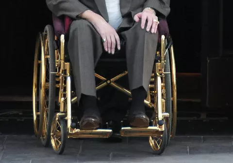Răzbunare mondenă! Larry Flynt, patronul Hustler, vrea să cumpere conacul Playboy şi să-l dea afară pe Hugh Hefner