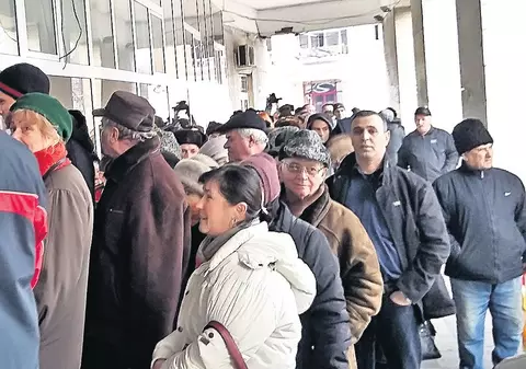 Maraton de plătit dări | Gălățenii s-au așezat cu noaptea-n cap la ușă la Finanțe