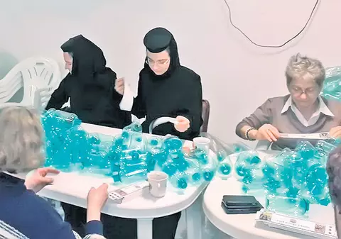 Și-au pus sigla pe agheasmă | Arhiepiscopia Tomisului a pregătit 150.000 de sticle de apă sfințită