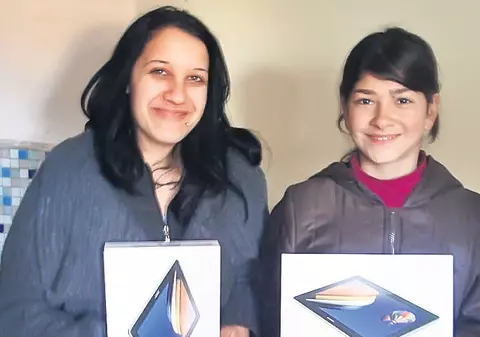 Rămasă fără darul vorbirii, Nicoleta îşi desenează dorul de mamă