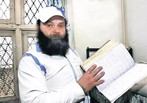 Pușcăriașul-poet, înapoi după gratii? A scris o poezie de 1.500 de pagini