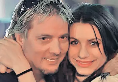 Soarta l-a lovit crunt, dar acum trăieşte o minune. La 14 ani după ce şi-a îngropat fiica şi logodnica, unul dintre cei mai cunoscuţi artişti de la noi a devenit, din nou, tată, chiar de ziua lui | EXCLUSIV