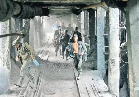 Trimiși în mină cu burta goală | Complexul Energetic Hunedoara nu mai are bani de mese, curățenie și transport