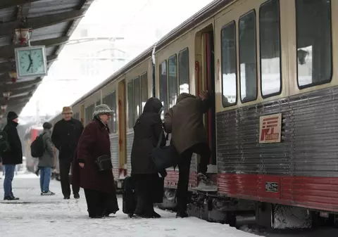 Din categoria: Hai, noroc!  Trenurile ”Săgeata albastră” au fost scoase  din funcţiune pentru că nu suportă frigul!