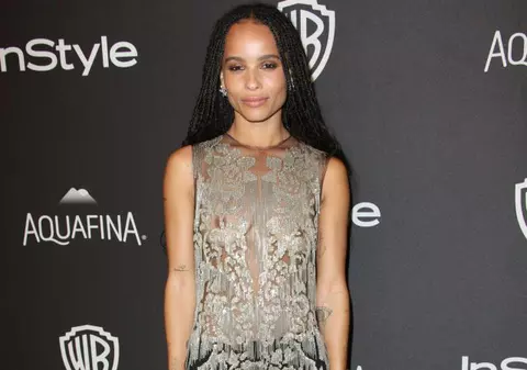 Zoe Kravitz, cu sfârcurile la vedere pe covorul roşu