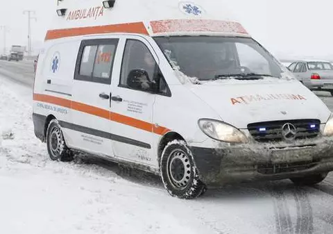 Tragedie la Vaslui. Un bebeluş a murit după ce ambulanţa a rămas înzăpezită