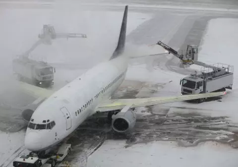 Curse anulate și alte întârizate pe Otopeni din cauza ninsorii
