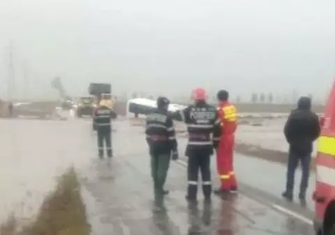 Momente de panică la Constanţa! Un autocar a fost luat de o viitură | VIDEO
