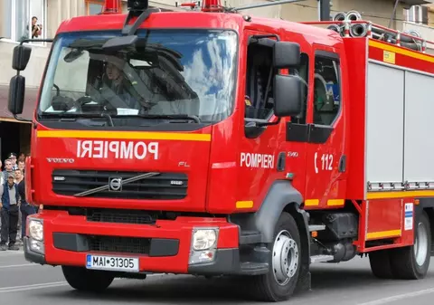 Incendiu puternic în Capitală. Două case au ars din temelii