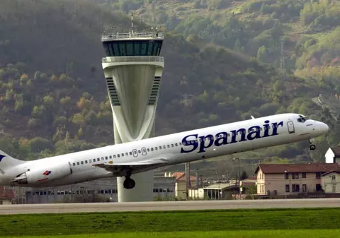 Un pasager român a încercat să deschidă uşa unui avion, în timpul zborului