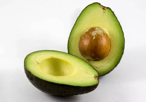 Sâmburii de avocado luptă împotriva cancerului. Cum pot fi consumați 