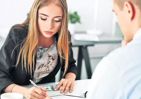 Vrei bani pentru concediul neefectuat? Îi poţi primi... când încetează contractul de muncă