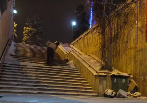 Un bărbat a deszăpezit singur un pasaj din Ploieşti | VIDEO